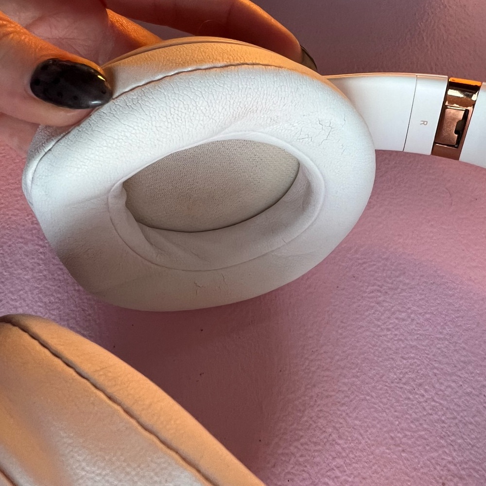 Beats by Dre Pink and Gold Noise Cancelling headphones - Picture 3 of 7